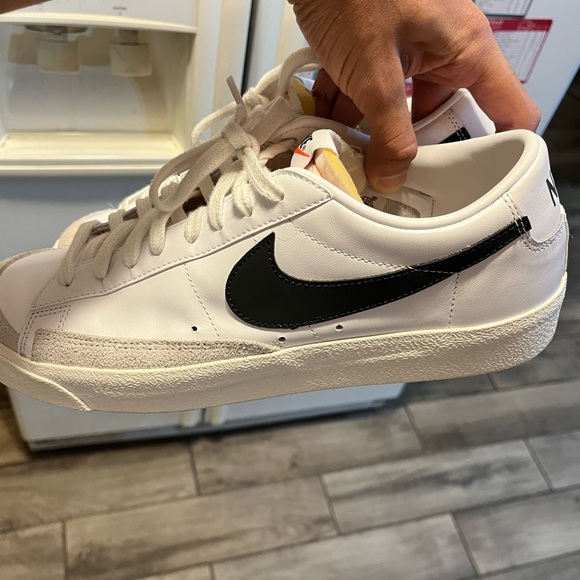 Men’s low top nikes - Picture 4 of 5